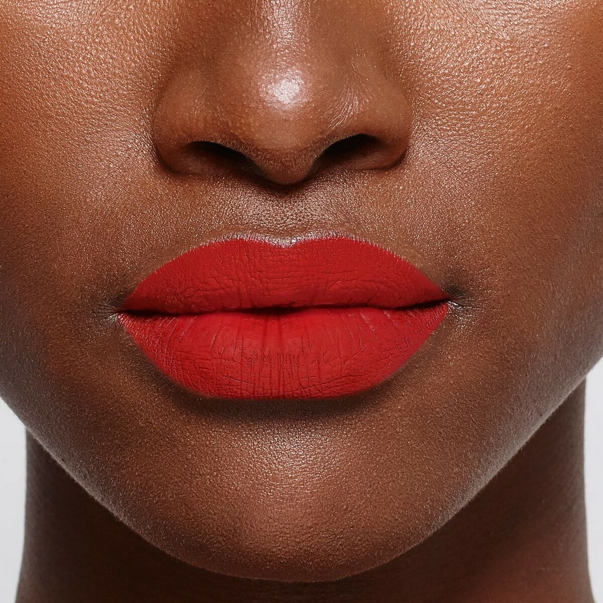 Lipstick L'Oreal Make Up Color Riche 336-le rouge avant-garde Nº 336-Le Rouge Avant-Garde 26 g (1 Unit) makeup packaging