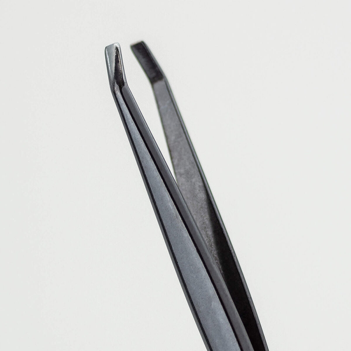 Tweezers for Plucking 3 Claveles Black Crab product packaging