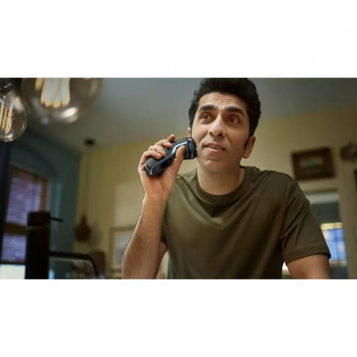 Rechargeable Electric Shaver Philips S3243/12 product packaging