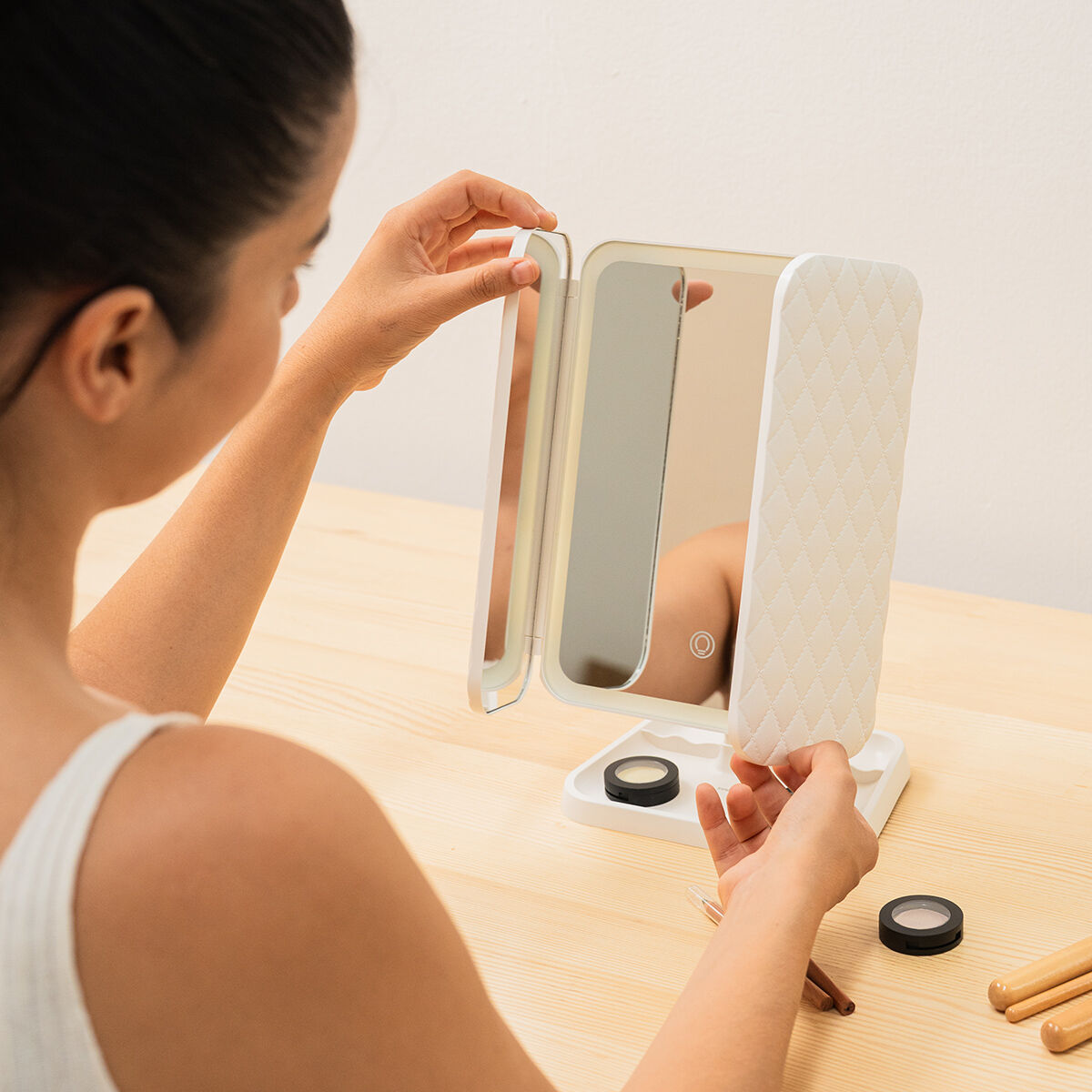 Rechargeable Triptych Makeup Mirror with Magnification and LED Light Miled InnovaGoods product packaging